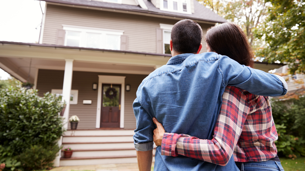 aprilaire healthyairsystem couple outside home